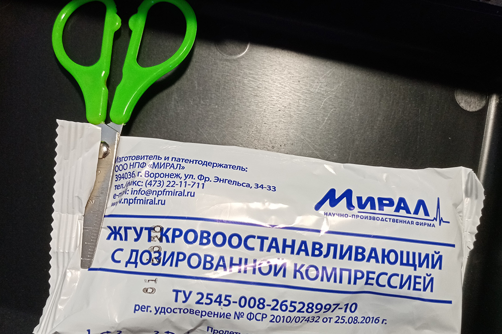 С одеждой, бинтами и лейкопластырем такие ножницы точно не справятся