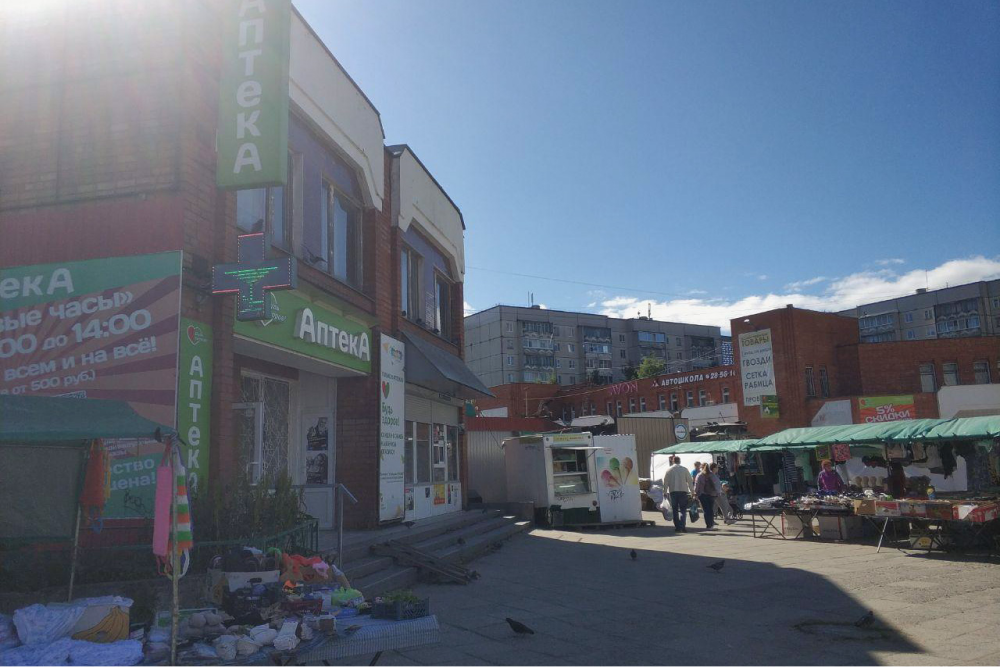 В спальных районах Петрозаводска и в других городах Карелии до сих пор работают торговые палатки, как в начале 2000-х. Они портят общий вид и загораживают свободный проход пешеходам
