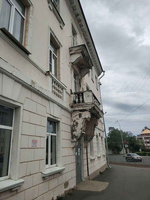 На такой балкон страшно выходить