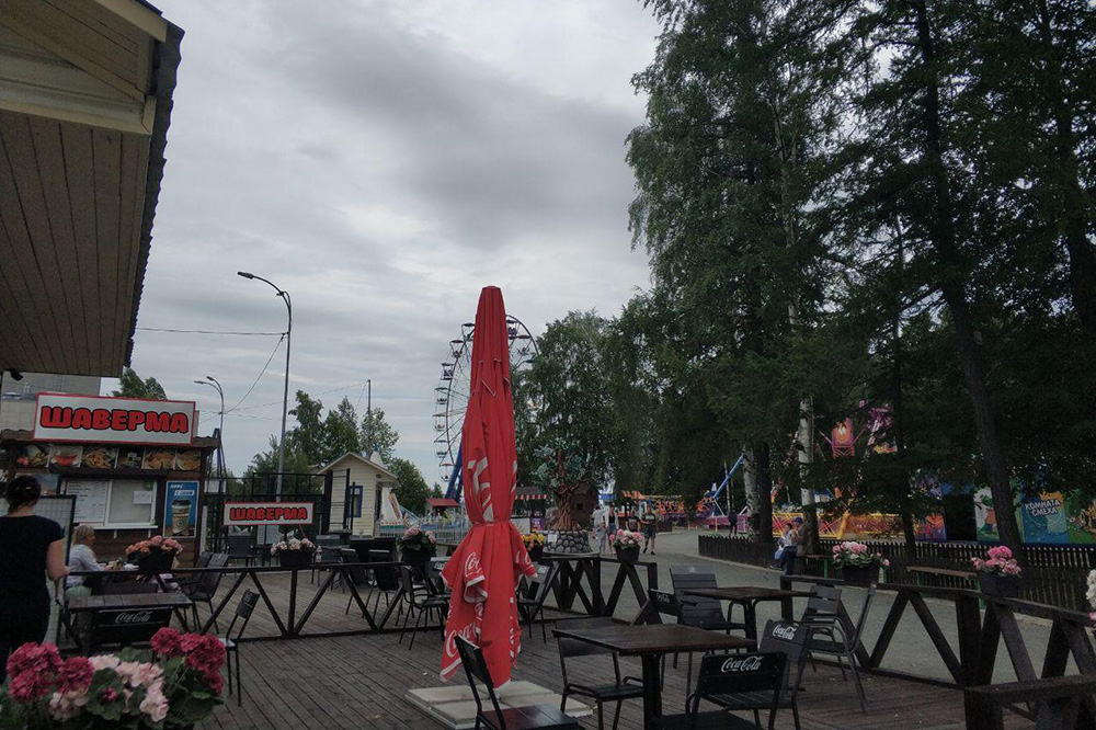 Шашлык, шаверма, сладкая вата и пара каруселей — это все, чем радует парк аттракционов
