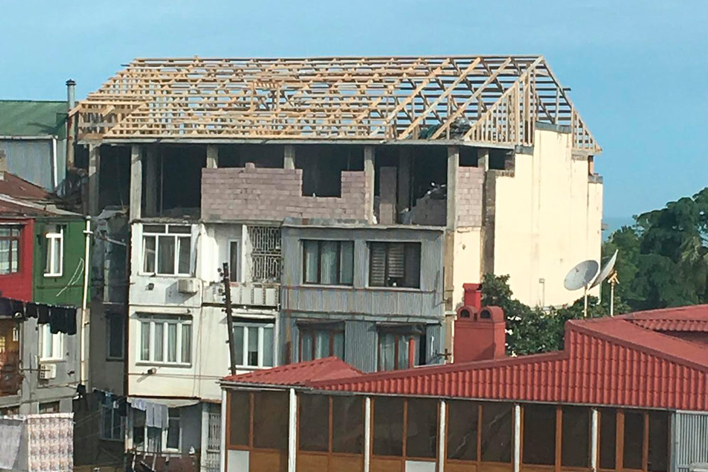 Вид из окна нашей квартиры: за пару месяцев у дома появился дополнительный этаж