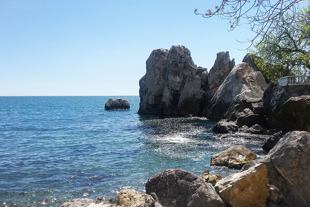 Пляж на даче Чехова — одно из самых красивых мест в Гурзуфе