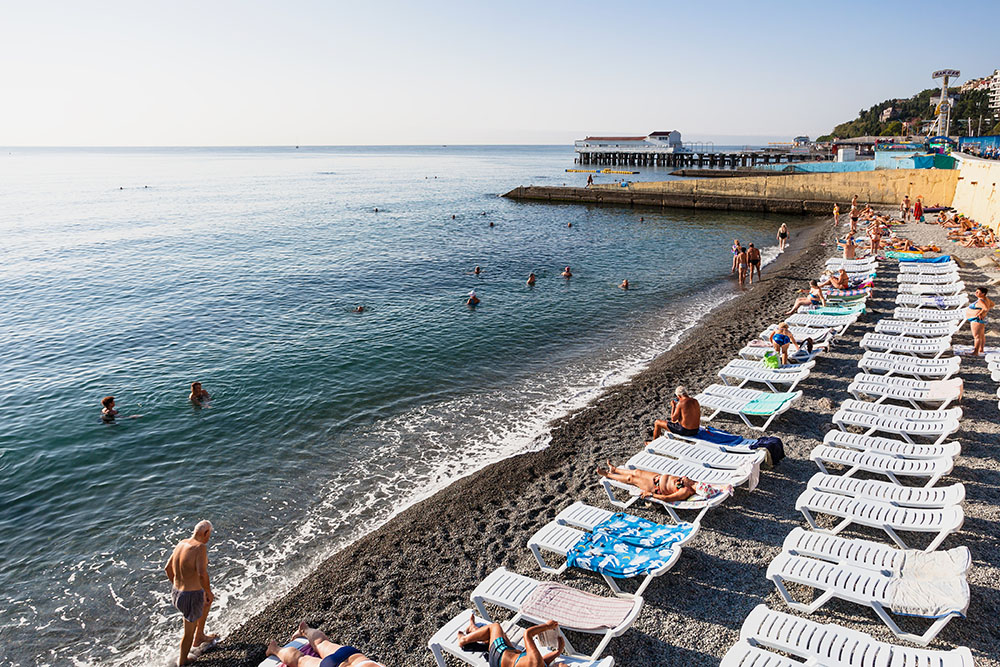 Мы с мужем почти никогда не ездили купаться в Алушту: предпочитали Большую Ялту. Иногда за день успевали побывать сразу в нескольких поселках. Источник: vvoe / Shutterstock