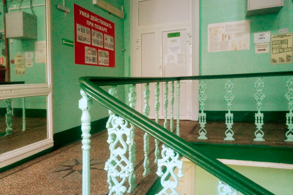 Эту красивую лестницу в больнице я бы мыла, устроившись уборщицей по направлению от ЦЗН