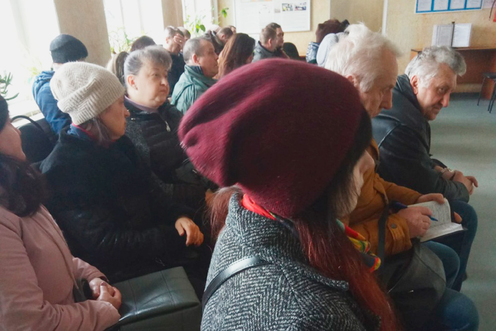 Кроме меня в небольшом зале было человек тридцать: в основном люди предпенсионного возраста и лет сорока. Совсем молодых были единицы