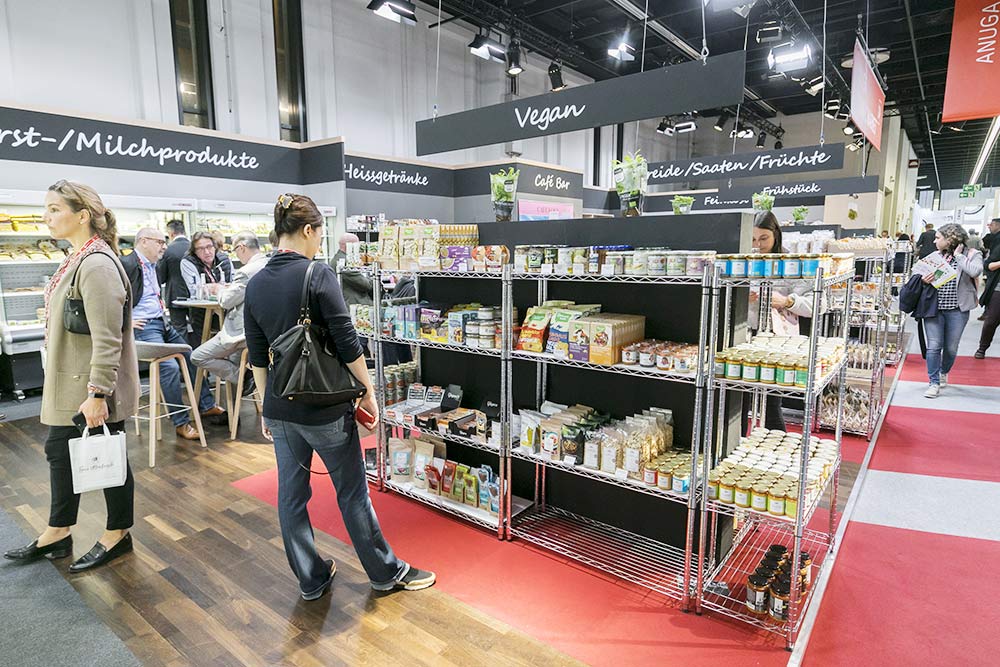 Anuga — одна из главных выставок продуктов питания в мире. Каждый год ее посещают более 160 000 человек из 200 стран. Сюда стоит ездить, чтобы держать руку на пульсе, узнать, какие тренды в питании сейчас есть