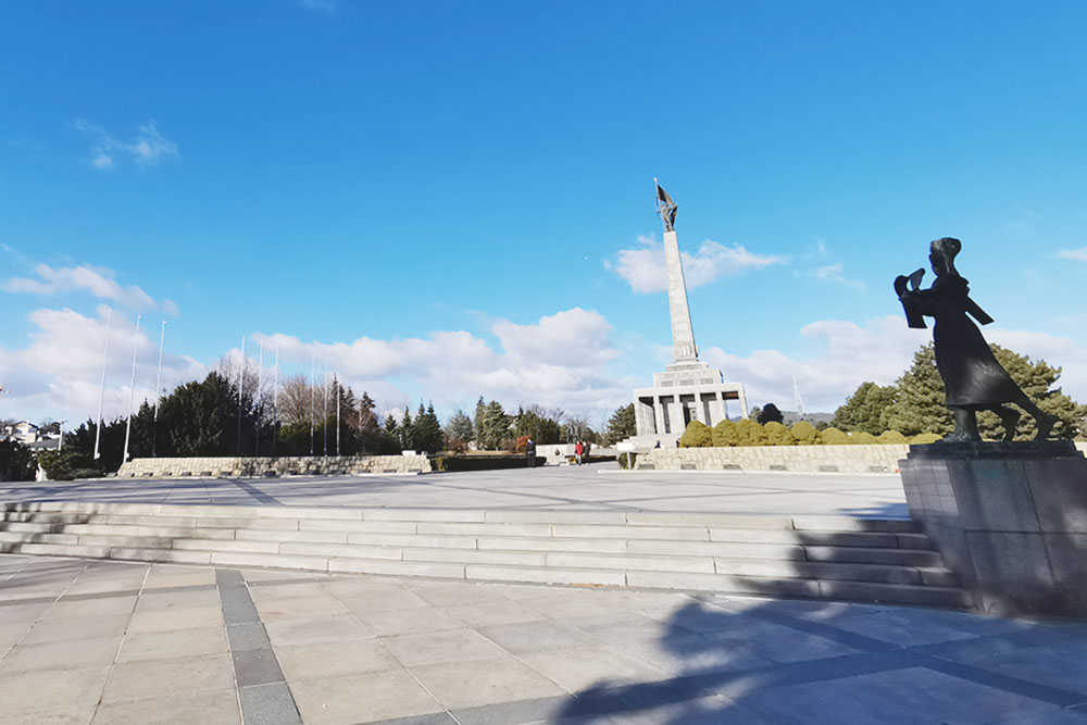 К стеле ведут многочисленные мраморные ступени. Мемориал оставляет ощущение безграничного простора и радует глаз правильной геометрией всего комплекса