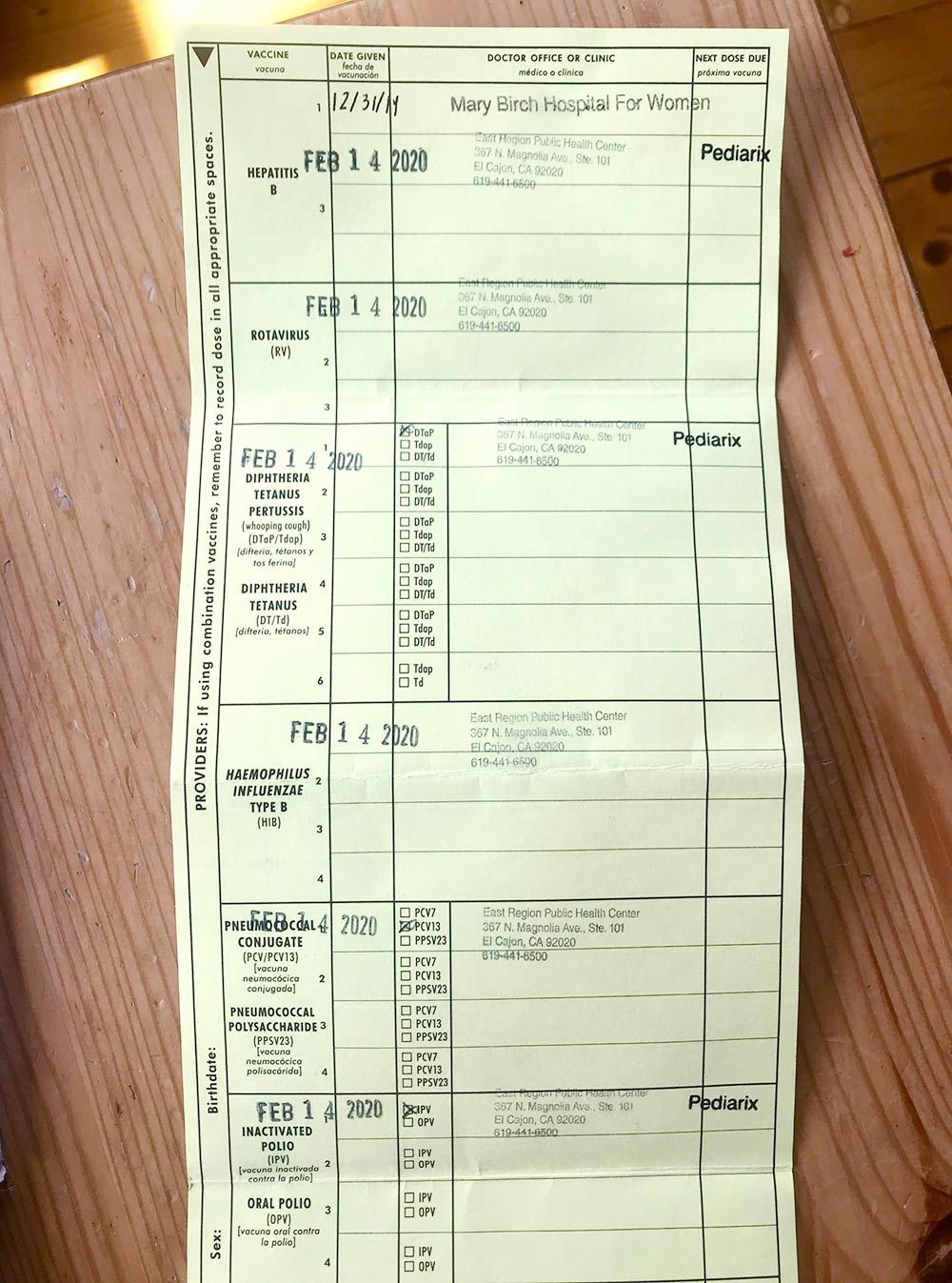 Прививки, которые сделали сыну. В 6 недель в США ребенку делают довольно много прививок: от гепатита Б (повторно), пневмококка, гемофильной инфекции, ротавируса, полиомиелита, дифтерии, коклюша и столбняка. Это все сделали одновременно