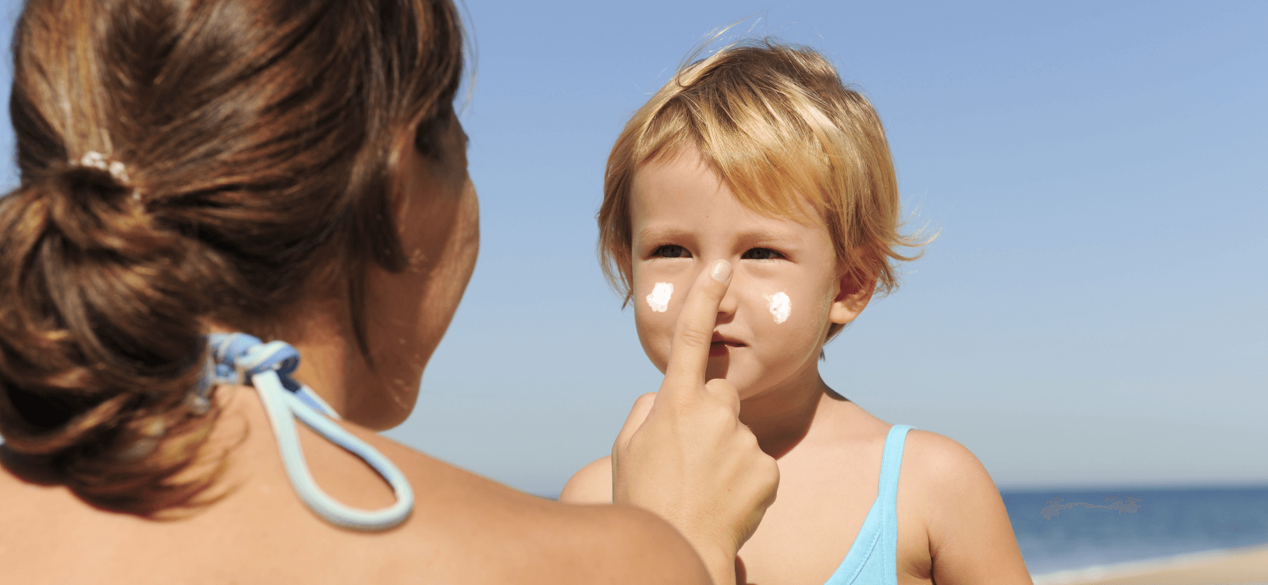 Как правильно наносить солнцезащитный крем ребенку: 8 советов