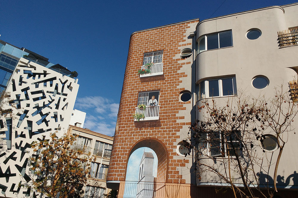 В Сантьяго много необычных архитектурных решений. По городу приятно прогуляться