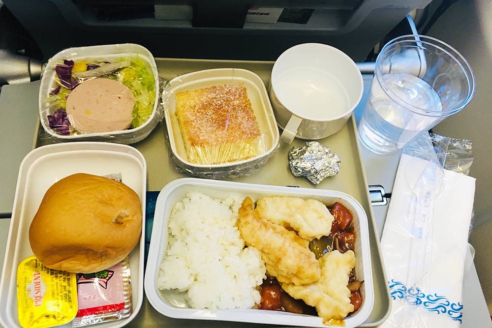 Питание на борту Air China. Если еда в полете для вас важна, советую приготовиться к худшему: она отвратительная