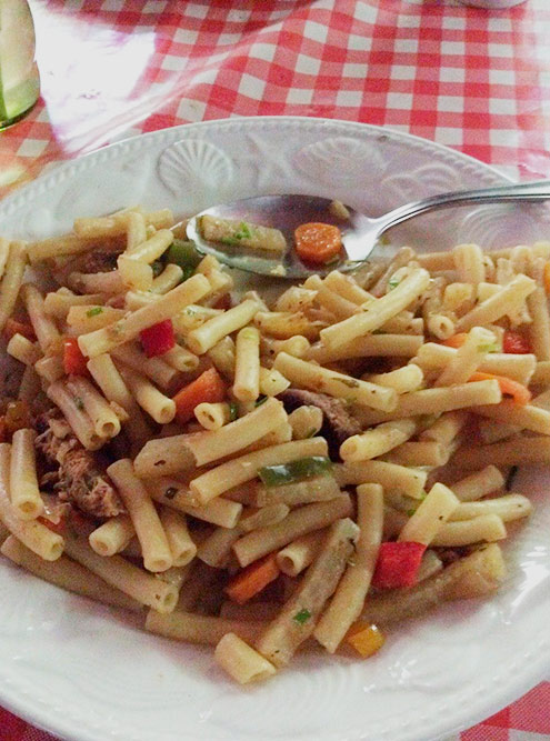 На обед мы часто ели макароны с овощами, иногда были салаты и мясо