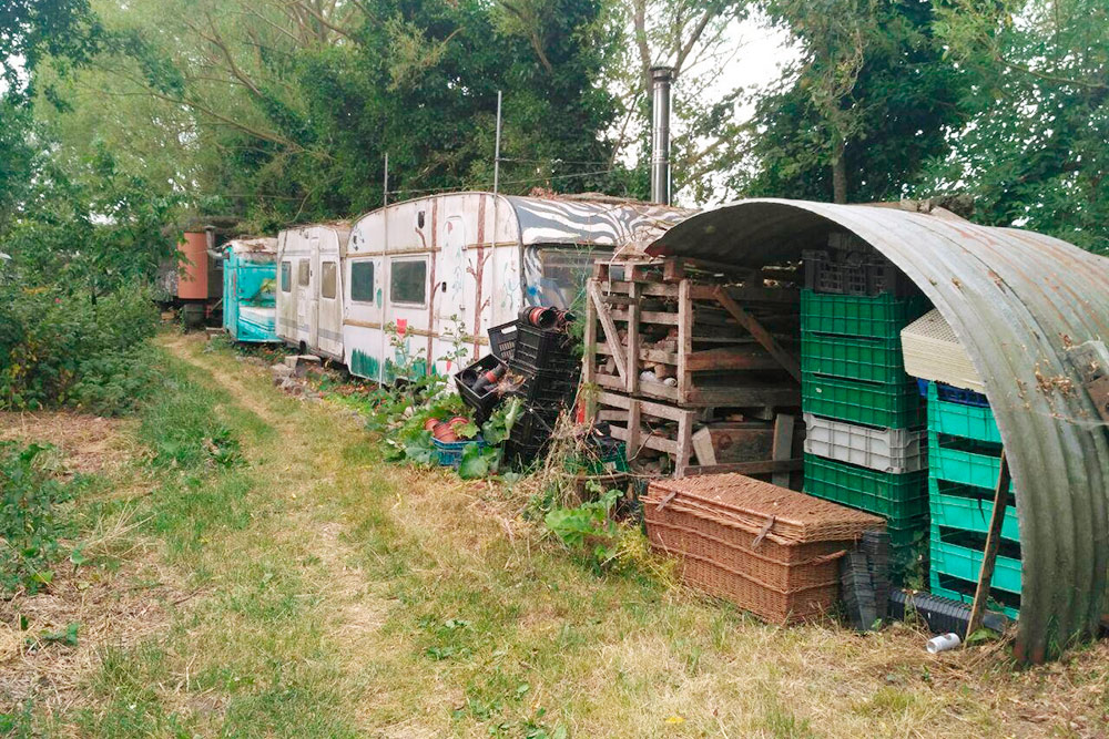 Наш вагончик в «Плюкрипе» — второй по счету, серо-белый. В первый раз нам предложили переночевать в доме: в отдельной комнате. Мы так и сделали, а на следующий день уже выбрали себе вагончик. Внутри он был похож на тот, в котором мы жили у Ханса и Кэролин