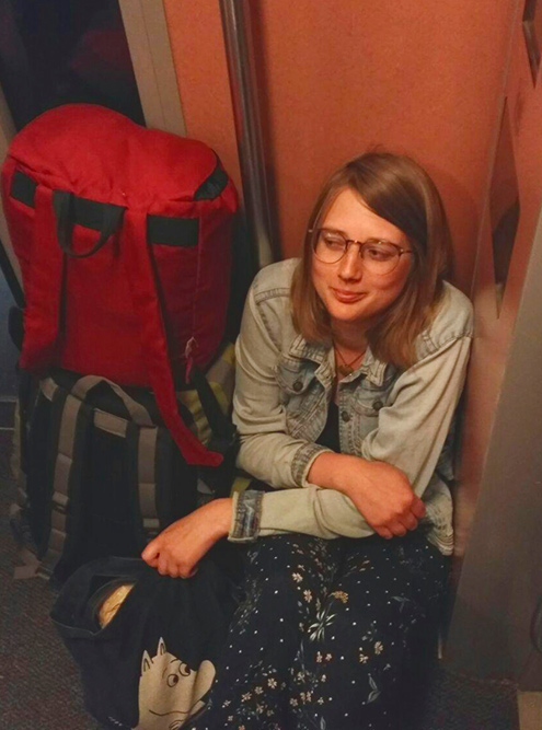 Сижу в тамбуре поезда с нашими вещами: в вагонах второго класса многолюдно, и не было мест. В сумке с муми-троллем еда. Через несколько минут приветливая проводница предложила нам устроиться в купе первого класса