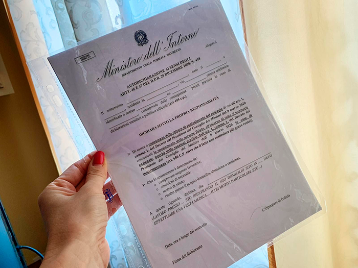 Такой сертификат нужно заполнить и брать с собой, если выходишь на улицу