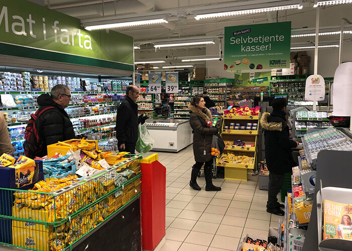 Продуктов на полках магазинов достаточно