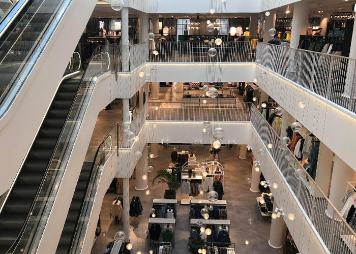 Магазин H&M пустует. Люди выходят из дома только по необходимости, шопинг отложили до лучших времен