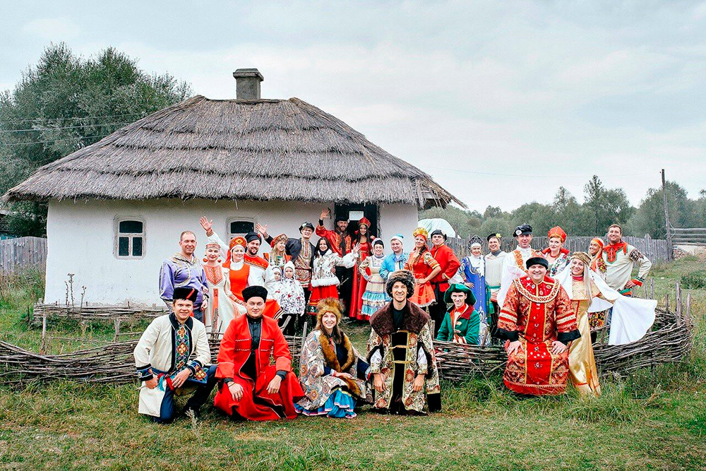 Костюмированный день рождения в древнерусском стиле. Эта компания друзей — постоянные клиенты. Каждый год они устраивают костюмированные праздники