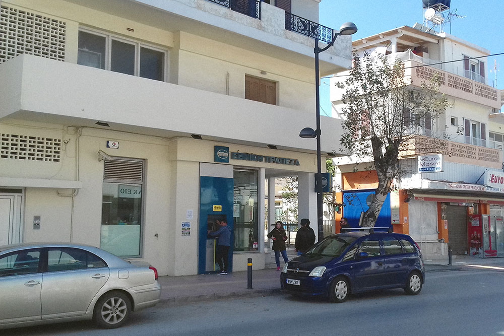 Один из самых популярных банков на Крите — национальный банк Ethniki Trapeza. Именно на его счета начисляются все государственные пособия. У его банкоматов почти всегда кто-то есть, как у нашего Сбербанка