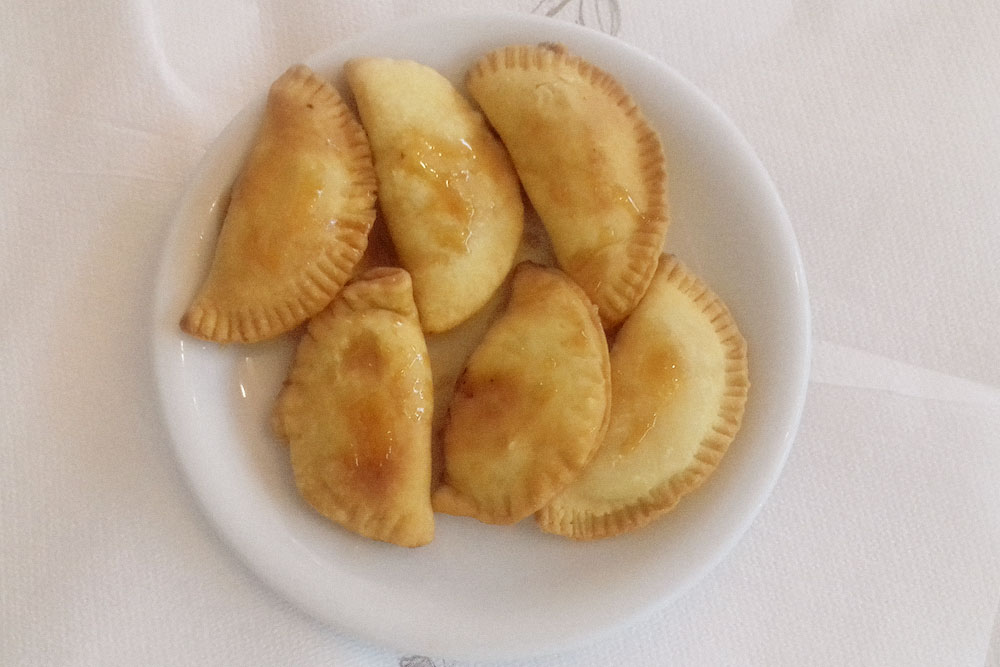 Пирожки с сыром мизитра и медом