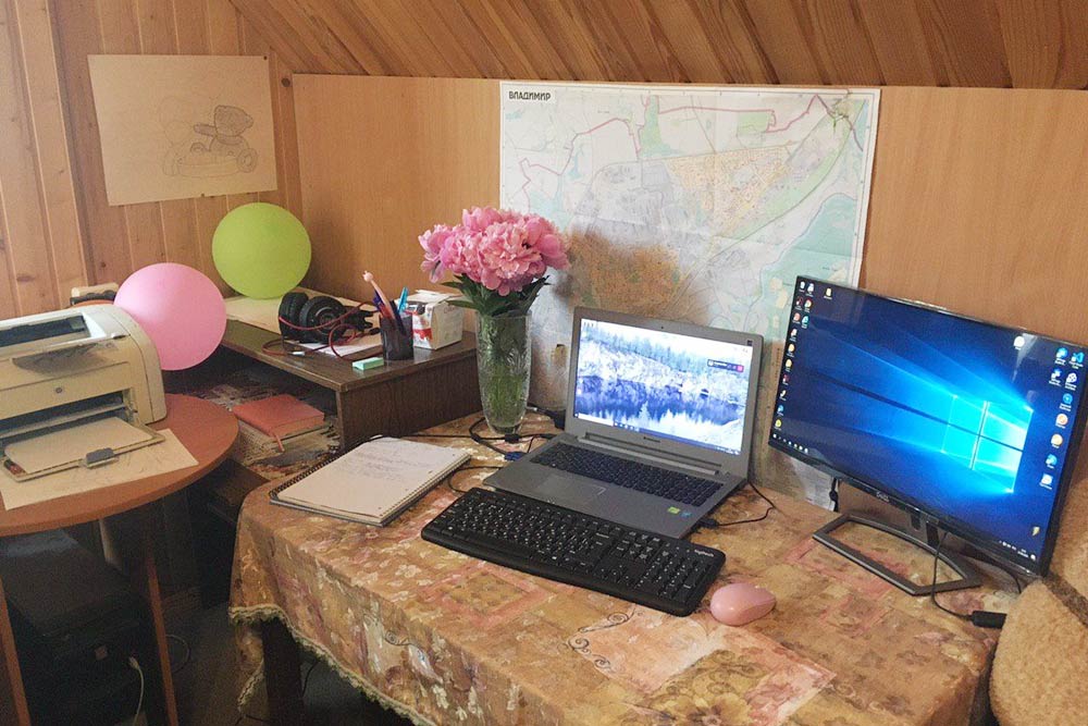 Мое рабочее место. Монитор дали на работе