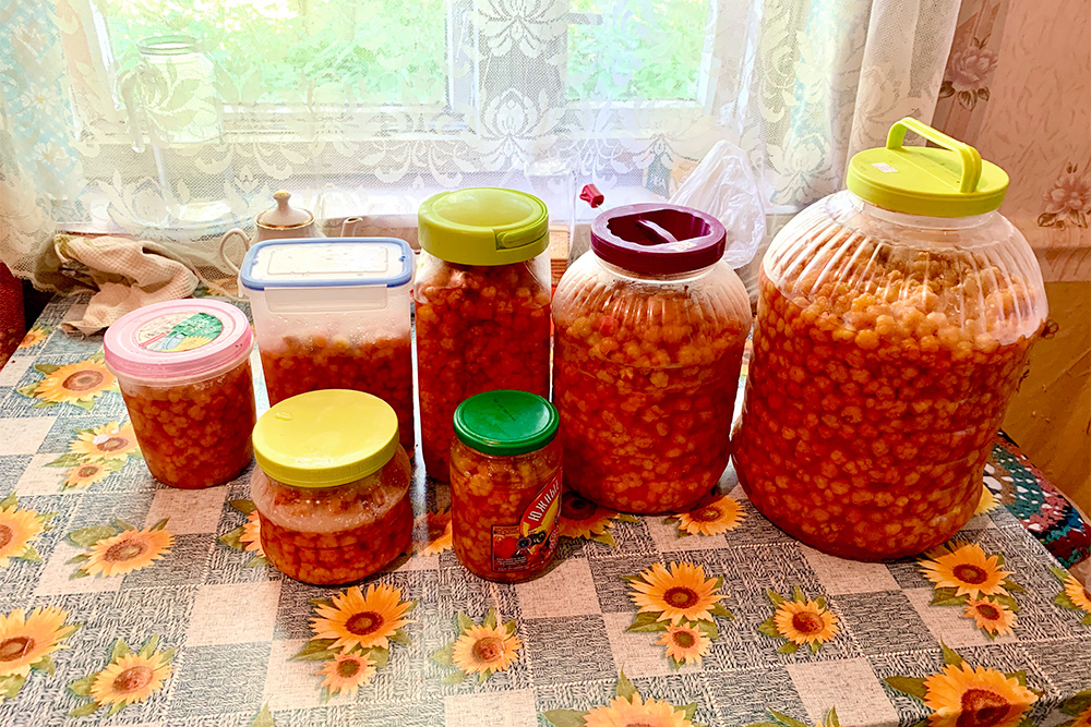 Часть морошки собирала сама, на севере Карелии, откуда я родом. Еще 10 кг купила за 5000 <span class=ruble>Р</span>