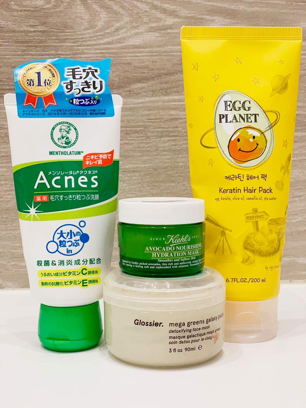 Крем-скраб для лица Acnes, питательная маска с авокадо Kiehl’s, очищающая маска Glossier и маска для волос с кератином Egg Planet