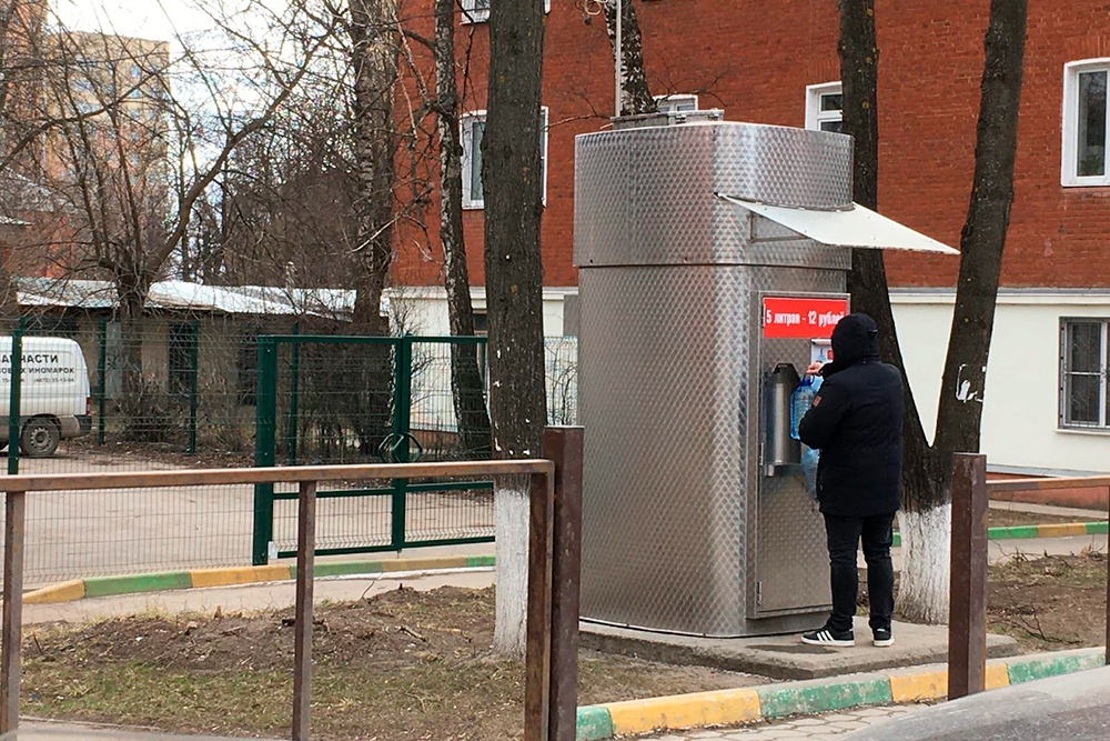 В таких автоматах я покупаю воду