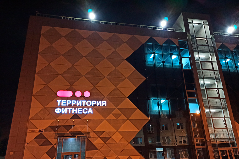 Зал большой, с бассейном, сауной, джакузи