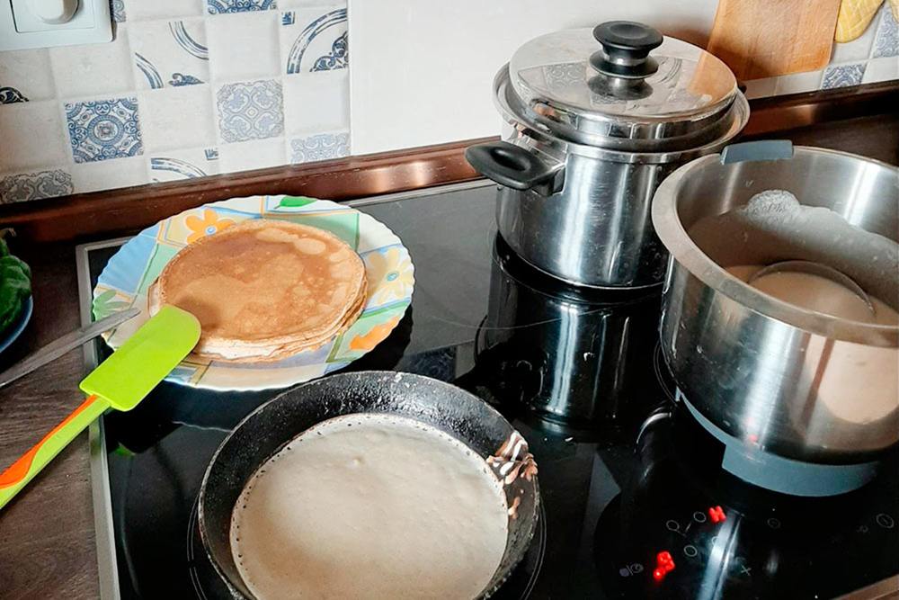 Муж завтракает, дочка рисует, а я варю суп и замешиваю тесто на блины