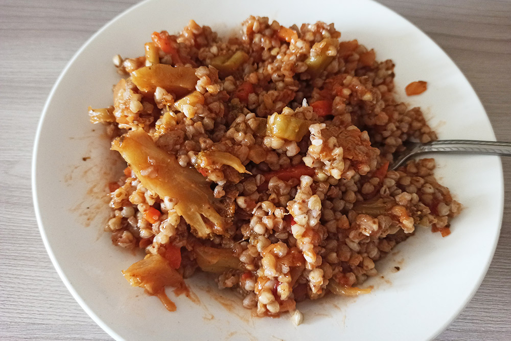 Зеленая гречка отличается от обычной менее выраженным вкусом — для меня это достоинство — и повышенным содержанием нутриентов