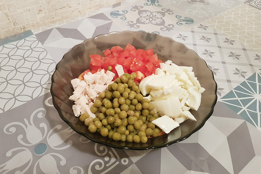 Мой ужин не сильно различается день ото дня. Сегодня это отварная курица, зеленый горошек, помидор и яйцо с заправкой из сметаны и острой перечной пасты