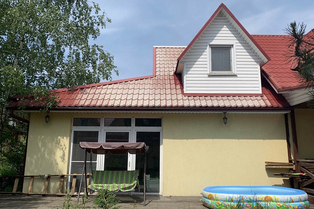 Качели у гостевого дома