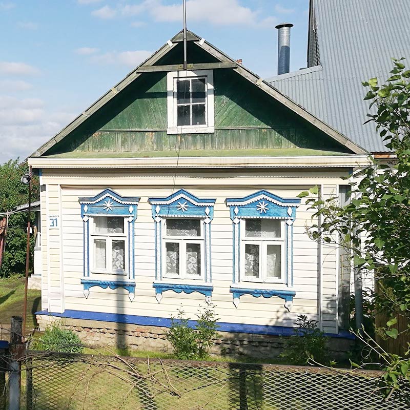 Вот, к примеру, такие избушки находятся у нас в семи минутах ходьбы от метро и в 30 минутах езды от Кремля