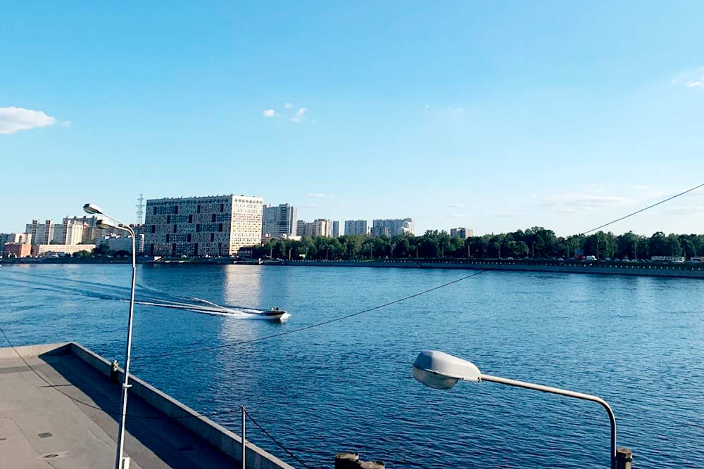 Вот такой вид на Неву открывается с моста