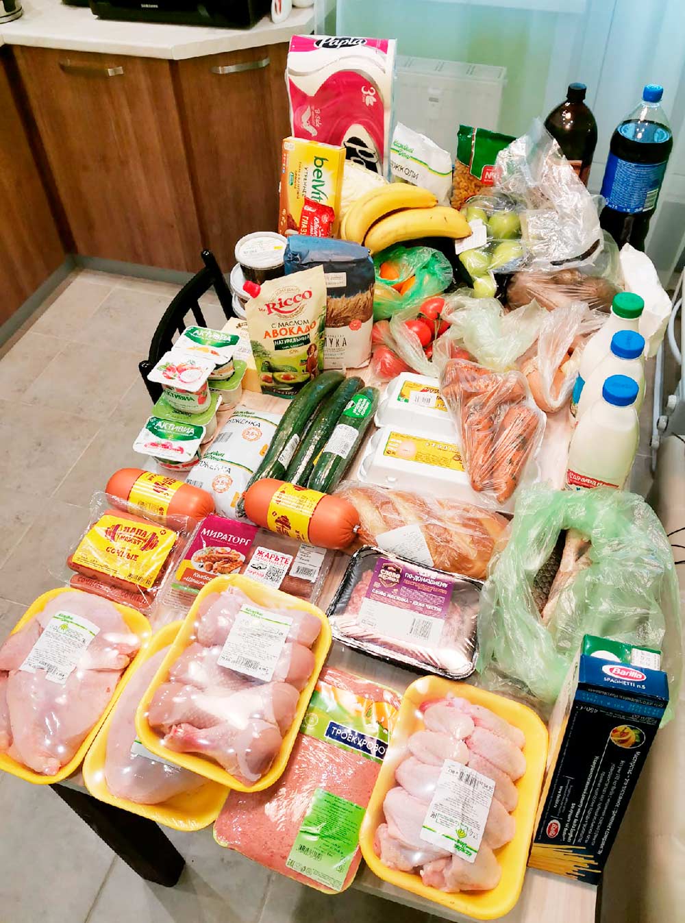 Обычно мы закупаем мясо птицы: филе, бедра, крылышки, спинки для супа, фарш. Еще Р. привез крупы, макароны, молоко, кефир, ряженку, йогурты, яйца, овощи, фрукты и сосиски. И всякие сладости к чаю