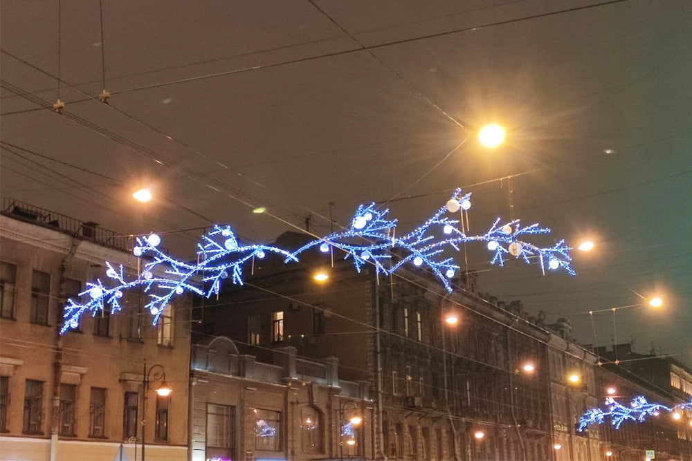 Я живу в центре, тут и гуляю, смотрю на подсветку