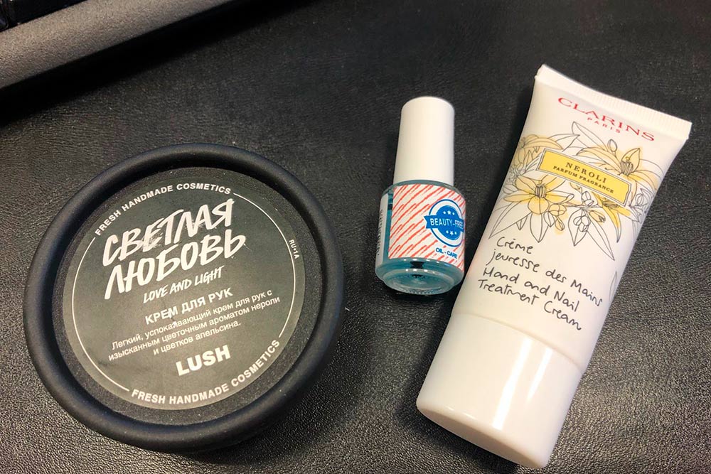 Мой настольный рабочий набор. У крема Lush слишком навязчивый запах, сразу на весь кабинет пахнет. Крем Clarins идеален по консистенции, имеет приятный запах и хорошо увлажняет. Маслом для кутикулы я пользуюсь редко