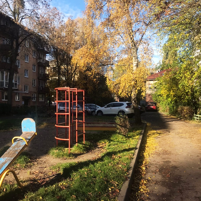 Уходим подальше от шумных дорог и гуляем по тихим улочкам и дворикам
