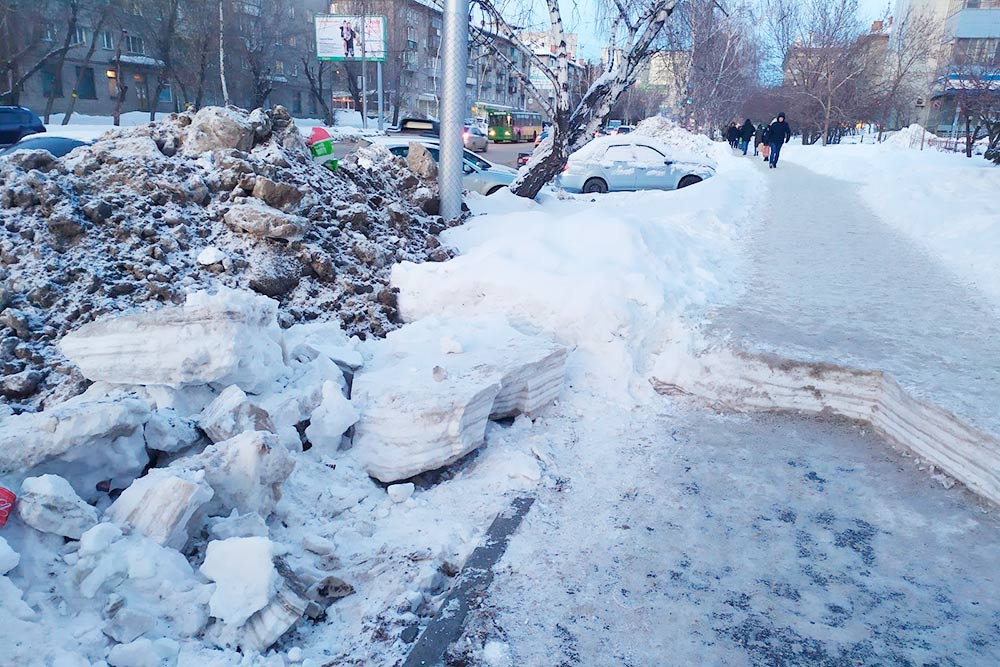 Ежегодные печали нашего мэра. У нас был случай, когда расчищать тротуар от сугробов принялись только после того, как на них кто-то краской написал: «Навальный»