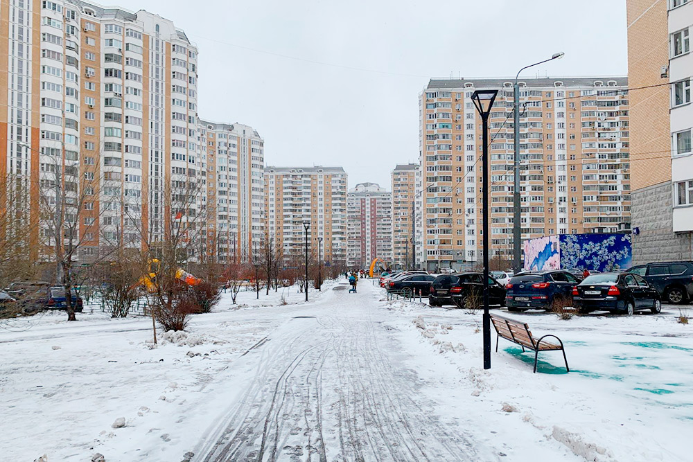По пути в пункт выдачи. Вокруг только мамочки с колясками