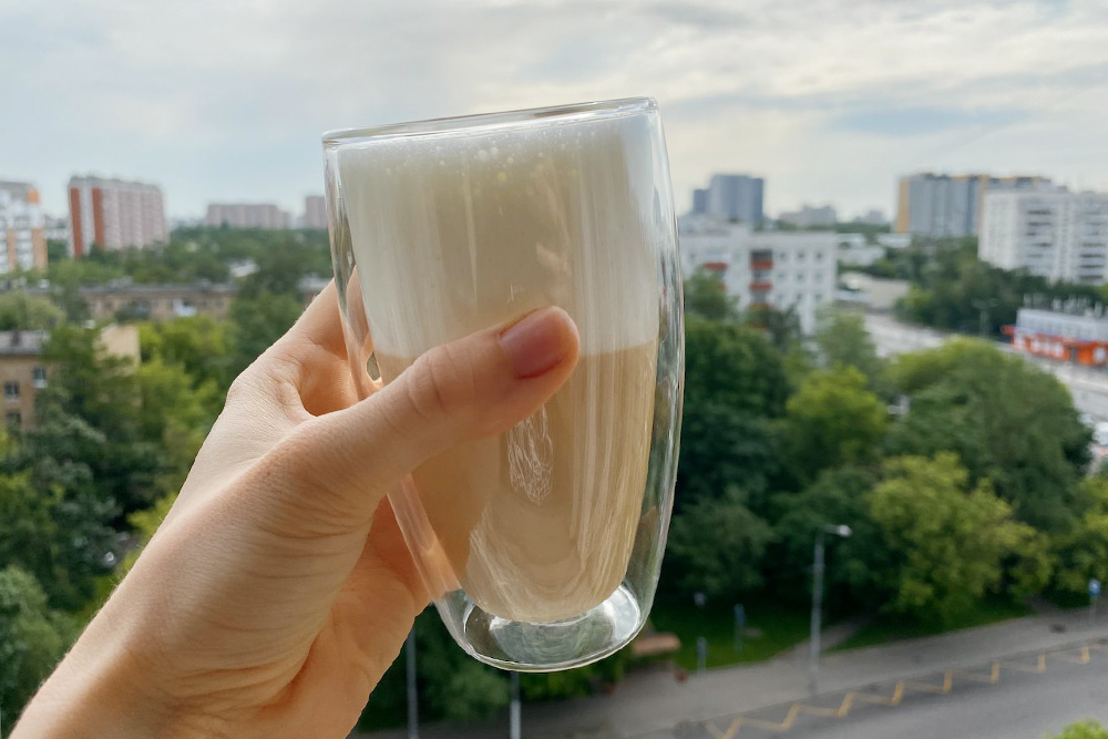 Пить кофе из красивого бокала — часть утреннего ритуала