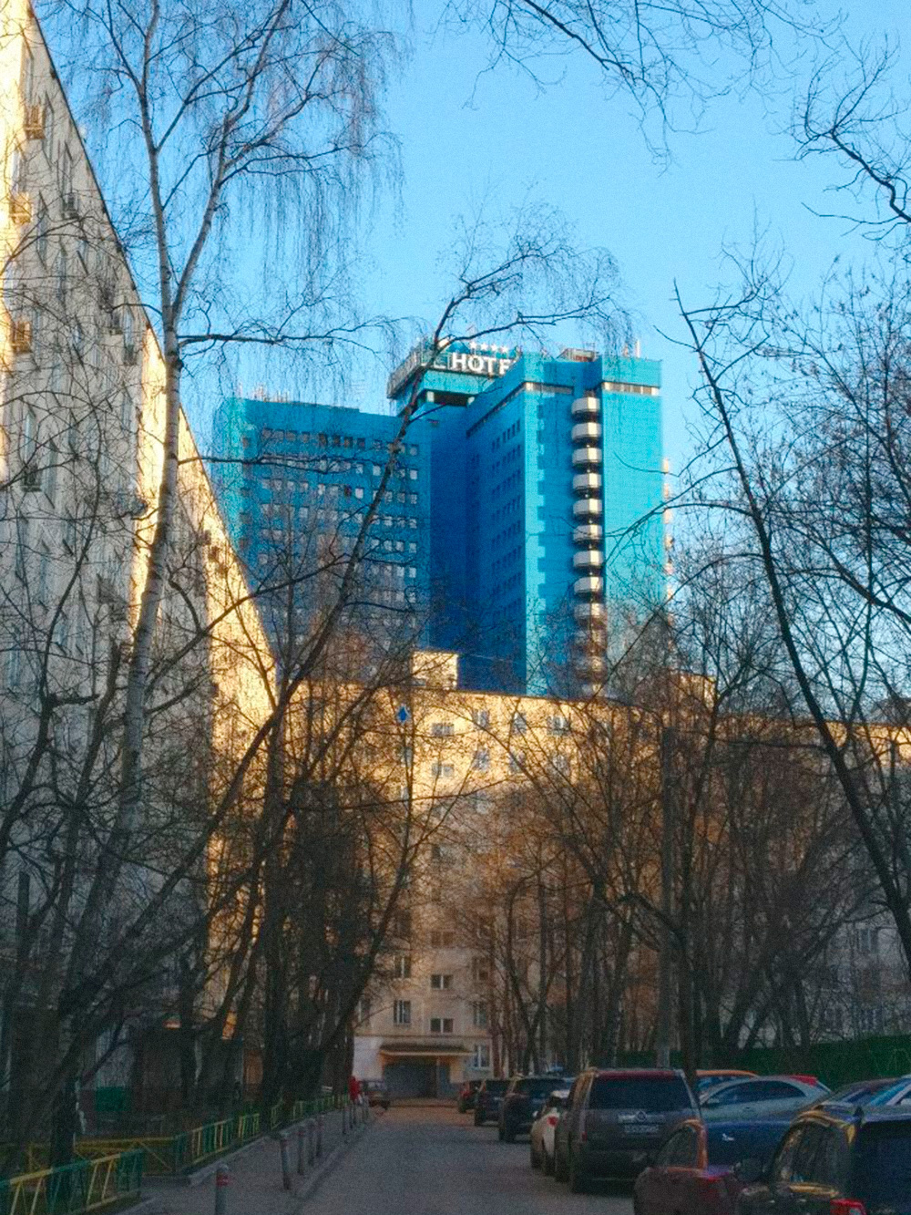 Вид в моем дворе. В синей гостинице находится крупнейшая киберспортивная арена в России Yota Arena. Когда переезжал, думал, что буду время от времени заглядывать на турниры, но так и не дошел ни разу