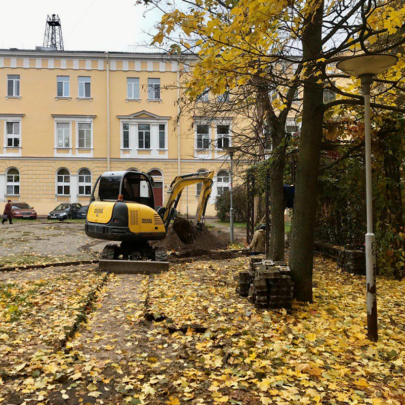 В соседнем дворе меняют фонари, и мы с интересом изучаем экскаватор