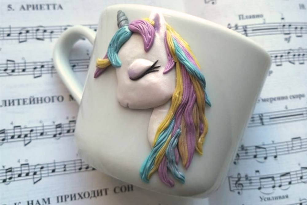 Из полимерной глины я делаю колье, игрушки и декор на кружках