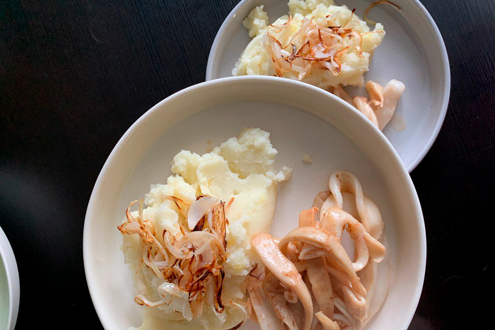 Пюре с луком и кальмары