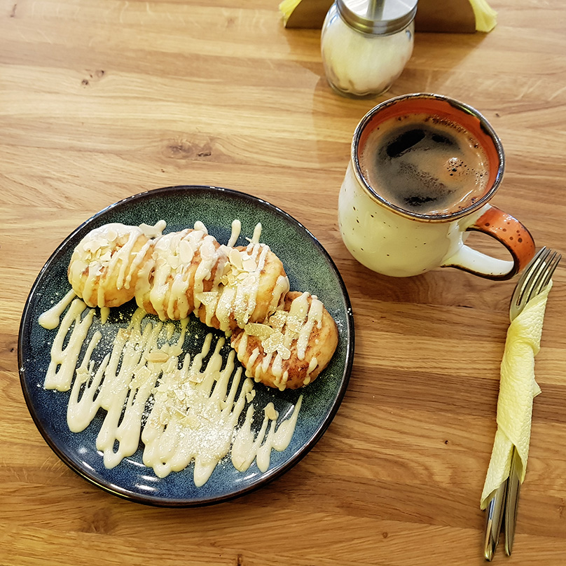Люблю кофе в кафе «Маффин», и сырники тут тоже вкуснейшие. Съела только два сырника, еще два взяла с собой