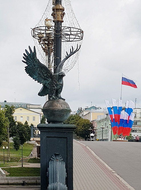 Центральная улица Ленина с символом города — орлом