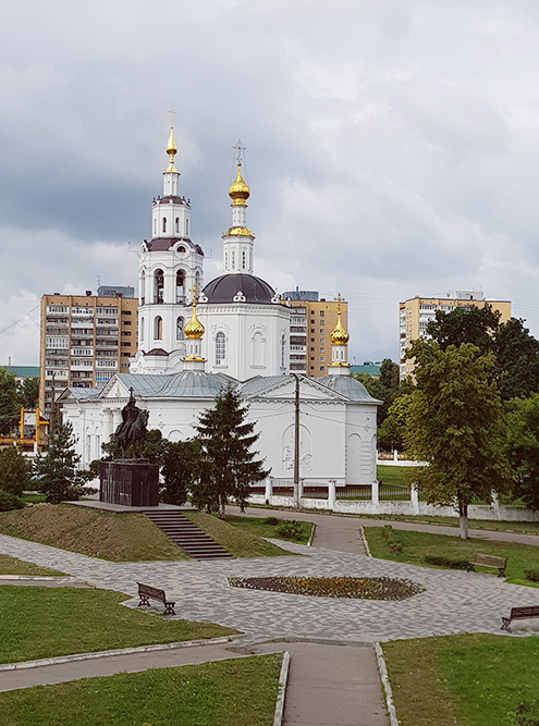 Сквер с памятником Ивану Грозному