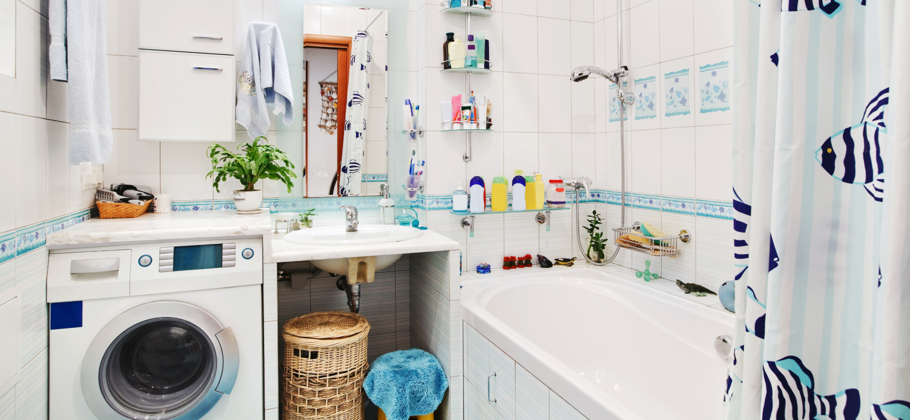 «Никаких батарей из пузырьков на краю ванной»: 7 способов сделать маленький санузел удобнее